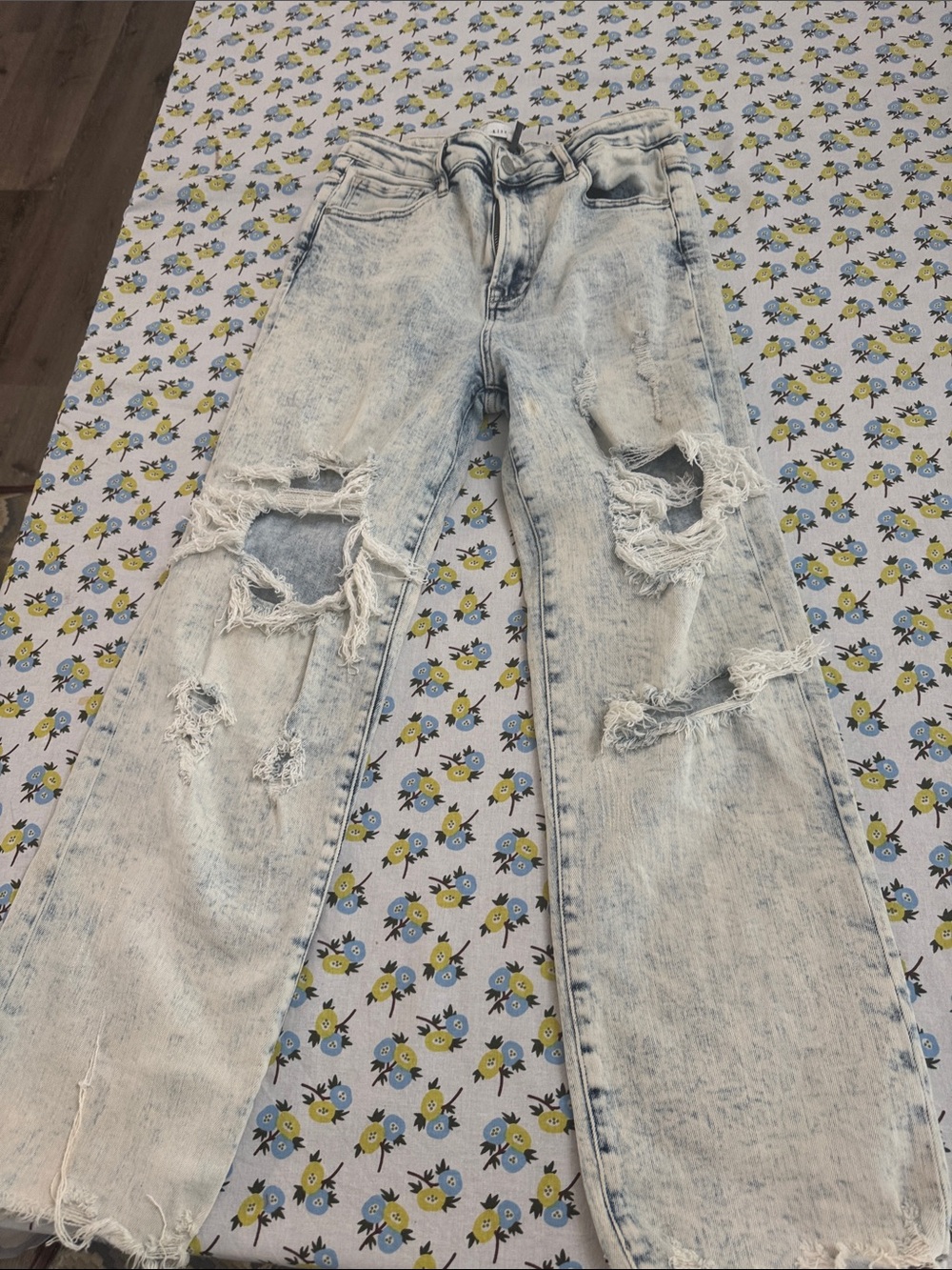 Women’s Light Acid Wash Boyfriend Jeans with Distressed Knees